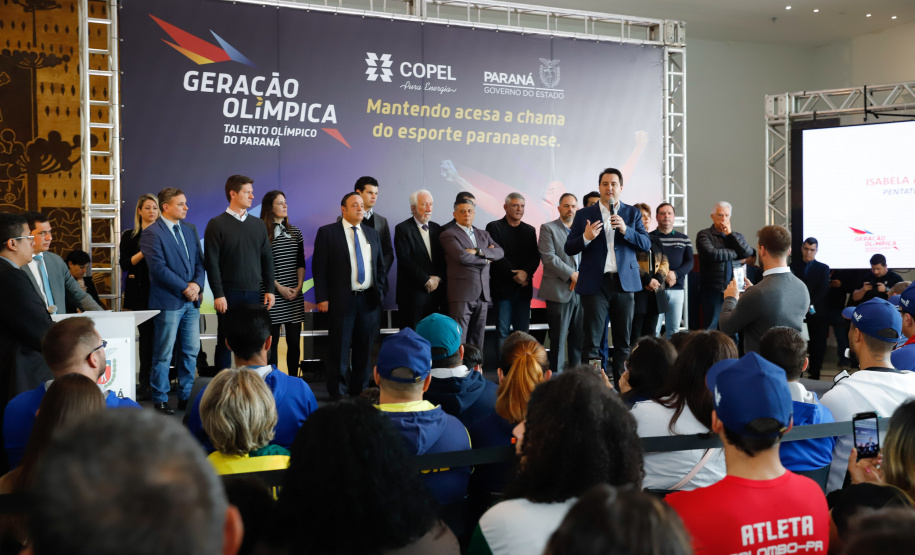 O governador Carlos Massa Ratinho Junior lançou nesta segunda-feira (2), em cerimônia no Palácio Iguaçu, o programa Geração Olímpica, que só neste ano garantirá 1.252 bolsas esportivas nas modalidades olímpicas e paralímpicas para jovens promessas, atletas de renome mundial e técnicos. A Companhia Paranaense de Energia (Copel), patrocinadora da iniciativa, investe R$ 4,75 milhões. É o maior programa de bolsa-atleta do País, em nível estadual.