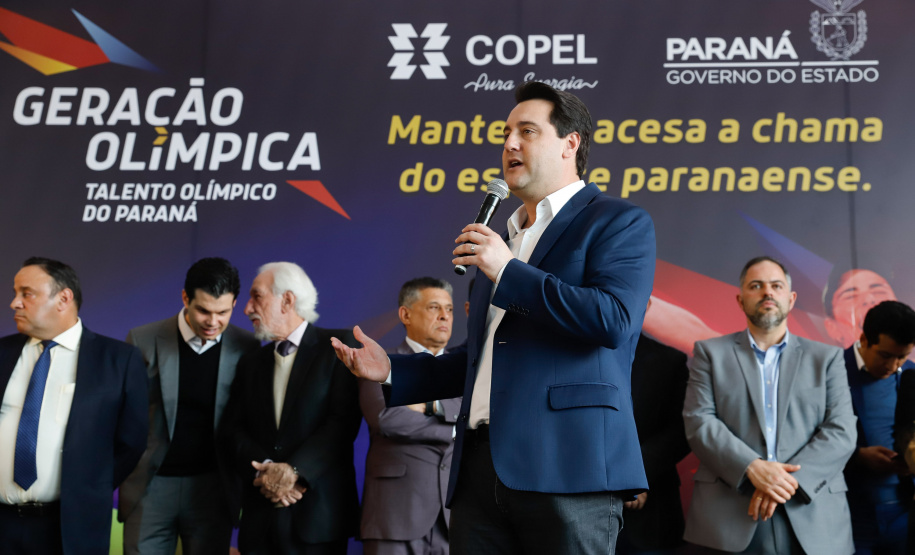 O governador Carlos Massa Ratinho Junior lançou nesta segunda-feira (2), em cerimônia no Palácio Iguaçu, o programa Geração Olímpica, que só neste ano garantirá 1.252 bolsas esportivas nas modalidades olímpicas e paralímpicas para jovens promessas, atletas de renome mundial e técnicos. A Companhia Paranaense de Energia (Copel), patrocinadora da iniciativa, investe R$ 4,75 milhões. É o maior programa de bolsa-atleta do País, em nível estadual.