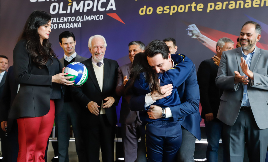 O governador Carlos Massa Ratinho Junior lançou nesta segunda-feira (2), em cerimônia no Palácio Iguaçu, o programa Geração Olímpica, que só neste ano garantirá 1.252 bolsas esportivas nas modalidades olímpicas e paralímpicas para jovens promessas, atletas de renome mundial e técnicos. A Companhia Paranaense de Energia (Copel), patrocinadora da iniciativa, investe R$ 4,75 milhões. É o maior programa de bolsa-atleta do País, em nível estadual.