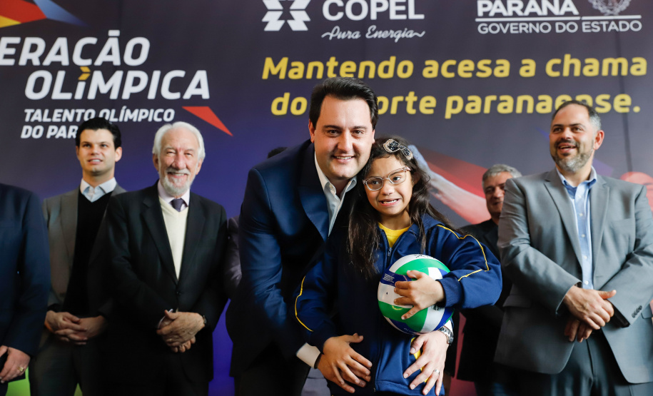 O governador Carlos Massa Ratinho Junior lançou nesta segunda-feira (2), em cerimônia no Palácio Iguaçu, o programa Geração Olímpica, que só neste ano garantirá 1.252 bolsas esportivas nas modalidades olímpicas e paralímpicas para jovens promessas, atletas de renome mundial e técnicos. A Companhia Paranaense de Energia (Copel), patrocinadora da iniciativa, investe R$ 4,75 milhões. É o maior programa de bolsa-atleta do País, em nível estadual.