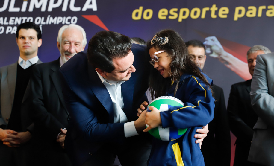 O governador Carlos Massa Ratinho Junior lançou nesta segunda-feira (2), em cerimônia no Palácio Iguaçu, o programa Geração Olímpica, que só neste ano garantirá 1.252 bolsas esportivas nas modalidades olímpicas e paralímpicas para jovens promessas, atletas de renome mundial e técnicos. A Companhia Paranaense de Energia (Copel), patrocinadora da iniciativa, investe R$ 4,75 milhões. É o maior programa de bolsa-atleta do País, em nível estadual.