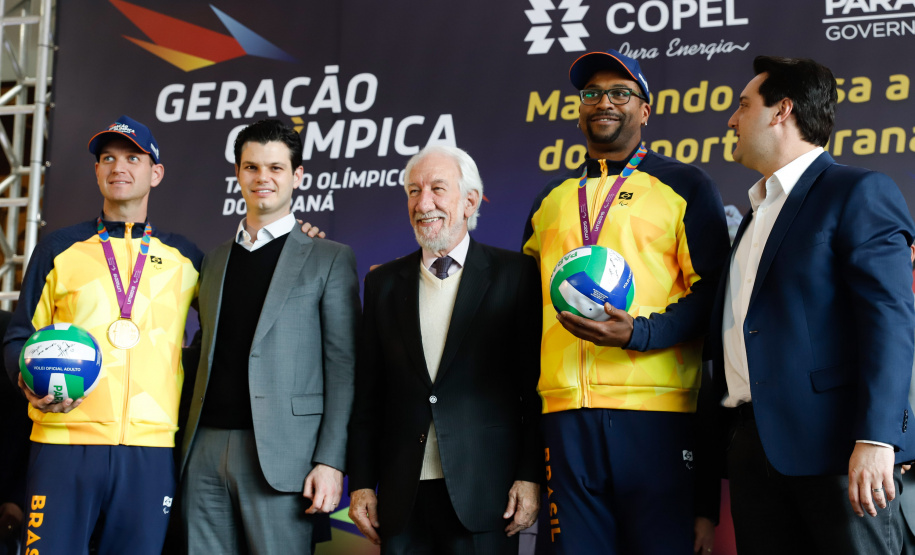 O governador Carlos Massa Ratinho Junior lançou nesta segunda-feira (2), em cerimônia no Palácio Iguaçu, o programa Geração Olímpica, que só neste ano garantirá 1.252 bolsas esportivas nas modalidades olímpicas e paralímpicas para jovens promessas, atletas de renome mundial e técnicos. A Companhia Paranaense de Energia (Copel), patrocinadora da iniciativa, investe R$ 4,75 milhões. É o maior programa de bolsa-atleta do País, em nível estadual.