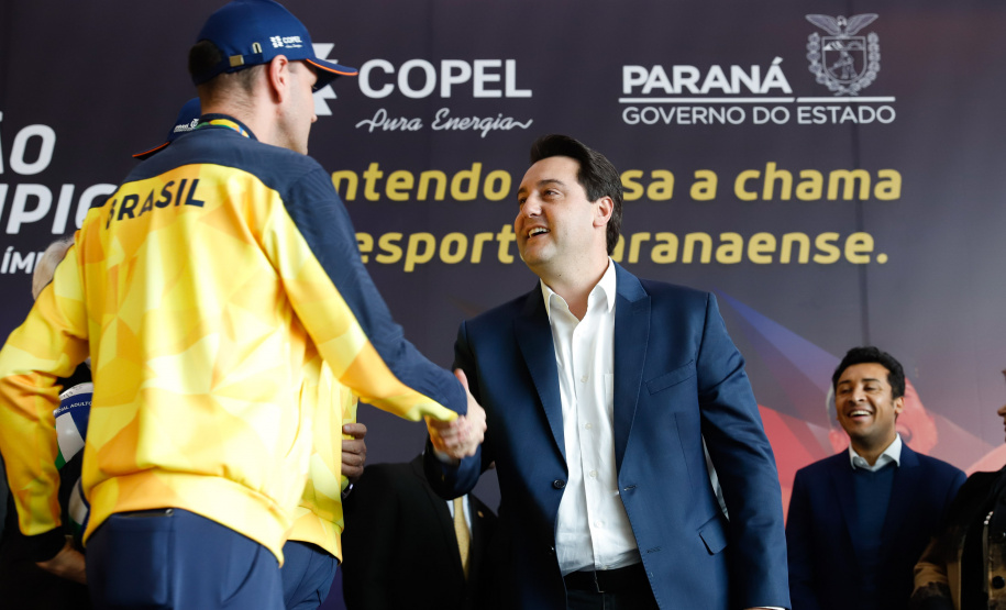 O governador Carlos Massa Ratinho Junior lançou nesta segunda-feira (2), em cerimônia no Palácio Iguaçu, o programa Geração Olímpica, que só neste ano garantirá 1.252 bolsas esportivas nas modalidades olímpicas e paralímpicas para jovens promessas, atletas de renome mundial e técnicos. A Companhia Paranaense de Energia (Copel), patrocinadora da iniciativa, investe R$ 4,75 milhões. É o maior programa de bolsa-atleta do País, em nível estadual.