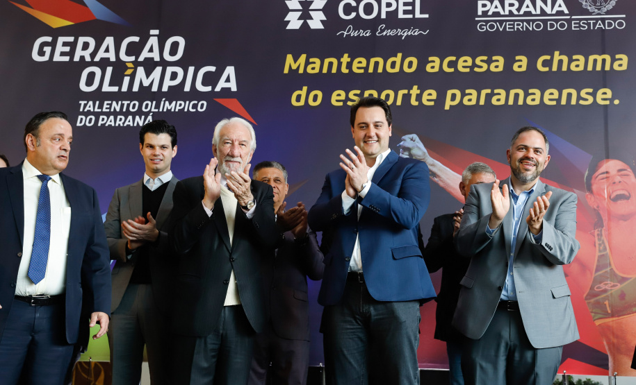 O governador Carlos Massa Ratinho Junior lançou nesta segunda-feira (2), em cerimônia no Palácio Iguaçu, o programa Geração Olímpica, que só neste ano garantirá 1.252 bolsas esportivas nas modalidades olímpicas e paralímpicas para jovens promessas, atletas de renome mundial e técnicos. A Companhia Paranaense de Energia (Copel), patrocinadora da iniciativa, investe R$ 4,75 milhões. É o maior programa de bolsa-atleta do País, em nível estadual.