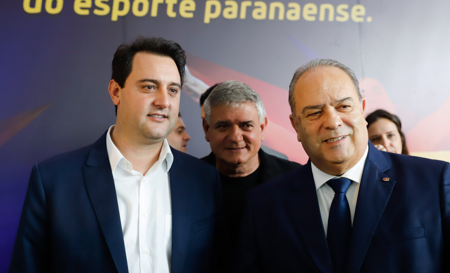 O governador Carlos Massa Ratinho Junior lançou nesta segunda-feira (2), em cerimônia no Palácio Iguaçu, o programa Geração Olímpica, que só neste ano garantirá 1.252 bolsas esportivas nas modalidades olímpicas e paralímpicas para jovens promessas, atletas de renome mundial e técnicos. A Companhia Paranaense de Energia (Copel), patrocinadora da iniciativa, investe R$ 4,75 milhões. É o maior programa de bolsa-atleta do País, em nível estadual.