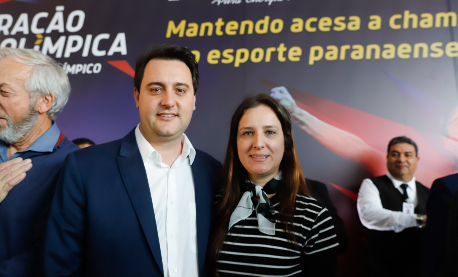 O governador Carlos Massa Ratinho Junior lançou nesta segunda-feira (2), em cerimônia no Palácio Iguaçu, o programa Geração Olímpica, que só neste ano garantirá 1.252 bolsas esportivas nas modalidades olímpicas e paralímpicas para jovens promessas, atletas de renome mundial e técnicos. A Companhia Paranaense de Energia (Copel), patrocinadora da iniciativa, investe R$ 4,75 milhões. É o maior programa de bolsa-atleta do País, em nível estadual.