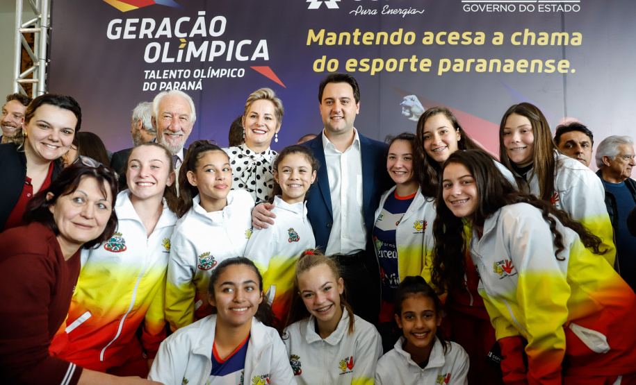 O governador Carlos Massa Ratinho Junior lançou nesta segunda-feira (2), em cerimônia no Palácio Iguaçu, o programa Geração Olímpica, que só neste ano garantirá 1.252 bolsas esportivas nas modalidades olímpicas e paralímpicas para jovens promessas, atletas de renome mundial e técnicos. A Companhia Paranaense de Energia (Copel), patrocinadora da iniciativa, investe R$ 4,75 milhões. É o maior programa de bolsa-atleta do País, em nível estadual.