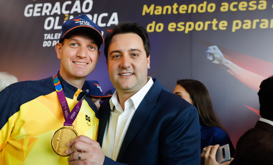 O governador Carlos Massa Ratinho Junior lançou nesta segunda-feira (2), em cerimônia no Palácio Iguaçu, o programa Geração Olímpica, que só neste ano garantirá 1.252 bolsas esportivas nas modalidades olímpicas e paralímpicas para jovens promessas, atletas de renome mundial e técnicos. A Companhia Paranaense de Energia (Copel), patrocinadora da iniciativa, investe R$ 4,75 milhões. É o maior programa de bolsa-atleta do País, em nível estadual.