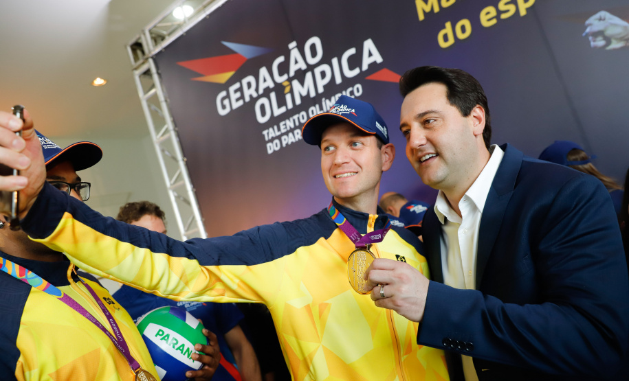 O governador Carlos Massa Ratinho Junior lançou nesta segunda-feira (2), em cerimônia no Palácio Iguaçu, o programa Geração Olímpica, que só neste ano garantirá 1.252 bolsas esportivas nas modalidades olímpicas e paralímpicas para jovens promessas, atletas de renome mundial e técnicos. A Companhia Paranaense de Energia (Copel), patrocinadora da iniciativa, investe R$ 4,75 milhões. É o maior programa de bolsa-atleta do País, em nível estadual.