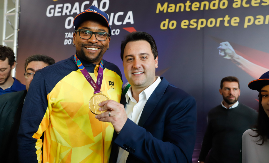 O governador Carlos Massa Ratinho Junior lançou nesta segunda-feira (2), em cerimônia no Palácio Iguaçu, o programa Geração Olímpica, que só neste ano garantirá 1.252 bolsas esportivas nas modalidades olímpicas e paralímpicas para jovens promessas, atletas de renome mundial e técnicos. A Companhia Paranaense de Energia (Copel), patrocinadora da iniciativa, investe R$ 4,75 milhões. É o maior programa de bolsa-atleta do País, em nível estadual.