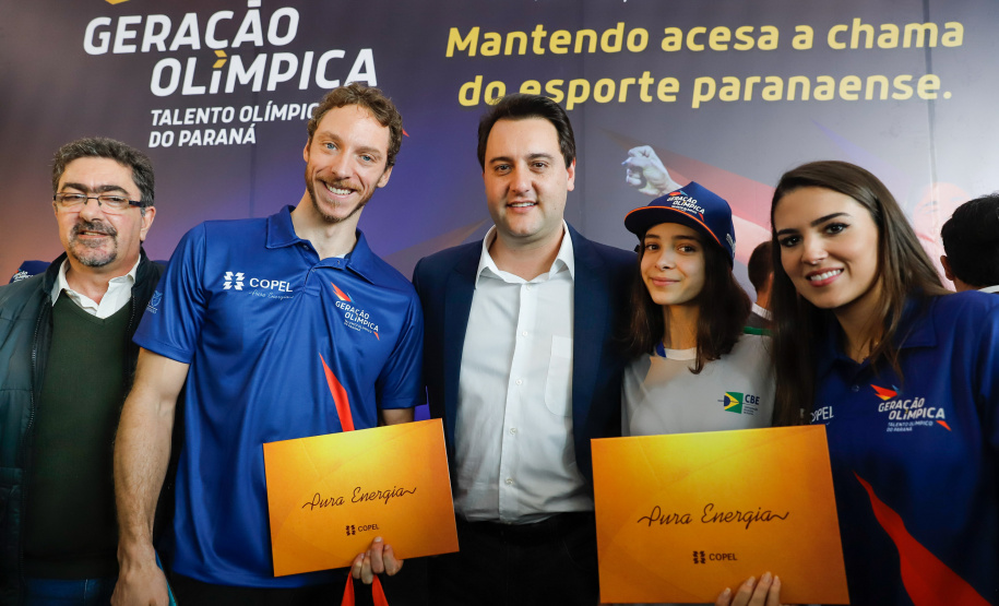 O governador Carlos Massa Ratinho Junior lançou nesta segunda-feira (2), em cerimônia no Palácio Iguaçu, o programa Geração Olímpica, que só neste ano garantirá 1.252 bolsas esportivas nas modalidades olímpicas e paralímpicas para jovens promessas, atletas de renome mundial e técnicos. A Companhia Paranaense de Energia (Copel), patrocinadora da iniciativa, investe R$ 4,75 milhões. É o maior programa de bolsa-atleta do País, em nível estadual.