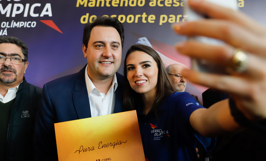 O governador Carlos Massa Ratinho Junior lançou nesta segunda-feira (2), em cerimônia no Palácio Iguaçu, o programa Geração Olímpica, que só neste ano garantirá 1.252 bolsas esportivas nas modalidades olímpicas e paralímpicas para jovens promessas, atletas de renome mundial e técnicos. A Companhia Paranaense de Energia (Copel), patrocinadora da iniciativa, investe R$ 4,75 milhões. É o maior programa de bolsa-atleta do País, em nível estadual.