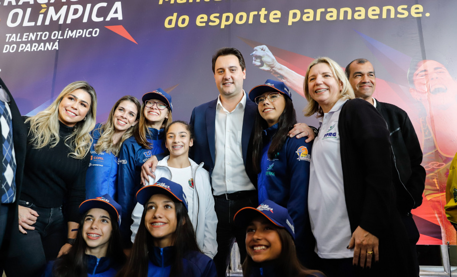 O governador Carlos Massa Ratinho Junior lançou nesta segunda-feira (2), em cerimônia no Palácio Iguaçu, o programa Geração Olímpica, que só neste ano garantirá 1.252 bolsas esportivas nas modalidades olímpicas e paralímpicas para jovens promessas, atletas de renome mundial e técnicos. A Companhia Paranaense de Energia (Copel), patrocinadora da iniciativa, investe R$ 4,75 milhões. É o maior programa de bolsa-atleta do País, em nível estadual.