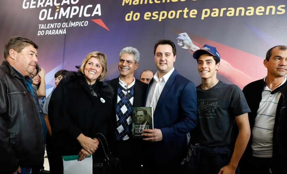 O governador Carlos Massa Ratinho Junior lançou nesta segunda-feira (2), em cerimônia no Palácio Iguaçu, o programa Geração Olímpica, que só neste ano garantirá 1.252 bolsas esportivas nas modalidades olímpicas e paralímpicas para jovens promessas, atletas de renome mundial e técnicos. A Companhia Paranaense de Energia (Copel), patrocinadora da iniciativa, investe R$ 4,75 milhões. É o maior programa de bolsa-atleta do País, em nível estadual.