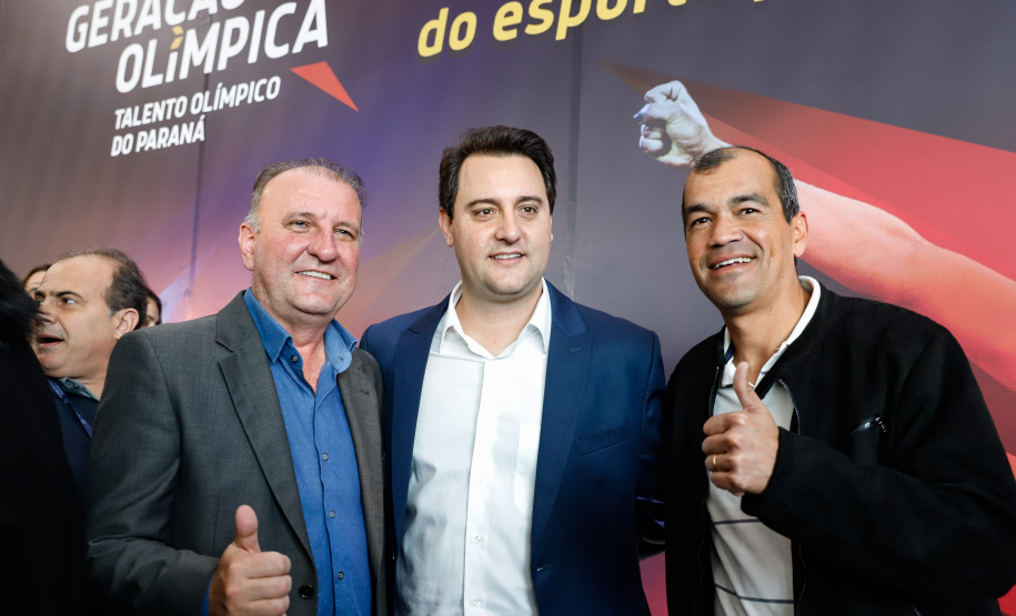 O governador Carlos Massa Ratinho Junior lançou nesta segunda-feira (2), em cerimônia no Palácio Iguaçu, o programa Geração Olímpica, que só neste ano garantirá 1.252 bolsas esportivas nas modalidades olímpicas e paralímpicas para jovens promessas, atletas de renome mundial e técnicos. A Companhia Paranaense de Energia (Copel), patrocinadora da iniciativa, investe R$ 4,75 milhões. É o maior programa de bolsa-atleta do País, em nível estadual.