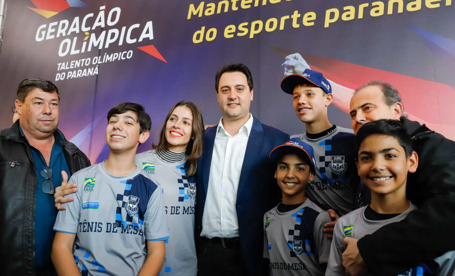 O governador Carlos Massa Ratinho Junior lançou nesta segunda-feira (2), em cerimônia no Palácio Iguaçu, o programa Geração Olímpica, que só neste ano garantirá 1.252 bolsas esportivas nas modalidades olímpicas e paralímpicas para jovens promessas, atletas de renome mundial e técnicos. A Companhia Paranaense de Energia (Copel), patrocinadora da iniciativa, investe R$ 4,75 milhões. É o maior programa de bolsa-atleta do País, em nível estadual.