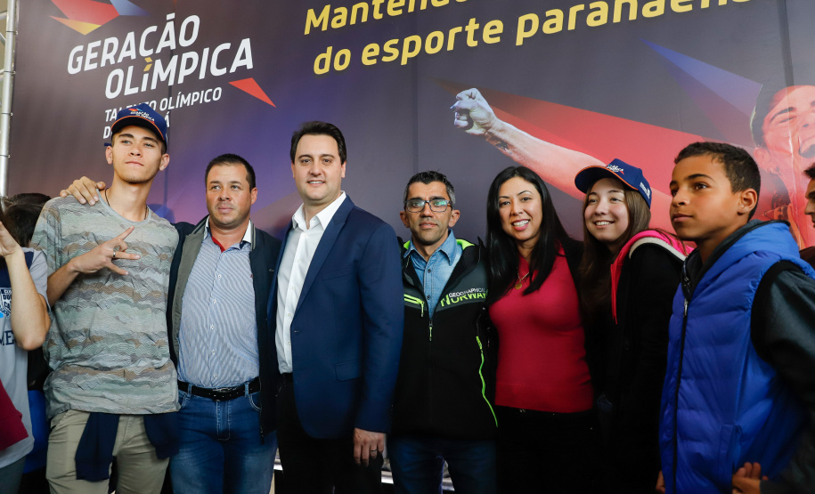 O governador Carlos Massa Ratinho Junior lançou nesta segunda-feira (2), em cerimônia no Palácio Iguaçu, o programa Geração Olímpica, que só neste ano garantirá 1.252 bolsas esportivas nas modalidades olímpicas e paralímpicas para jovens promessas, atletas de renome mundial e técnicos. A Companhia Paranaense de Energia (Copel), patrocinadora da iniciativa, investe R$ 4,75 milhões. É o maior programa de bolsa-atleta do País, em nível estadual.