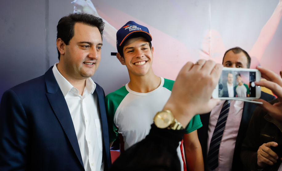 O governador Carlos Massa Ratinho Junior lançou nesta segunda-feira (2), em cerimônia no Palácio Iguaçu, o programa Geração Olímpica, que só neste ano garantirá 1.252 bolsas esportivas nas modalidades olímpicas e paralímpicas para jovens promessas, atletas de renome mundial e técnicos. A Companhia Paranaense de Energia (Copel), patrocinadora da iniciativa, investe R$ 4,75 milhões. É o maior programa de bolsa-atleta do País, em nível estadual.