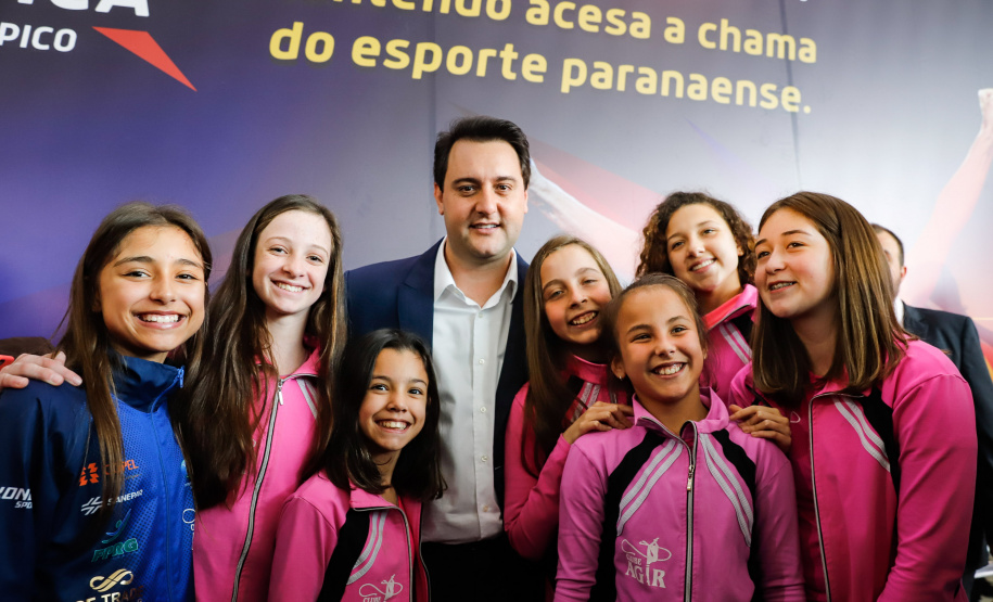 O governador Carlos Massa Ratinho Junior lançou nesta segunda-feira (2), em cerimônia no Palácio Iguaçu, o programa Geração Olímpica, que só neste ano garantirá 1.252 bolsas esportivas nas modalidades olímpicas e paralímpicas para jovens promessas, atletas de renome mundial e técnicos. A Companhia Paranaense de Energia (Copel), patrocinadora da iniciativa, investe R$ 4,75 milhões. É o maior programa de bolsa-atleta do País, em nível estadual.
