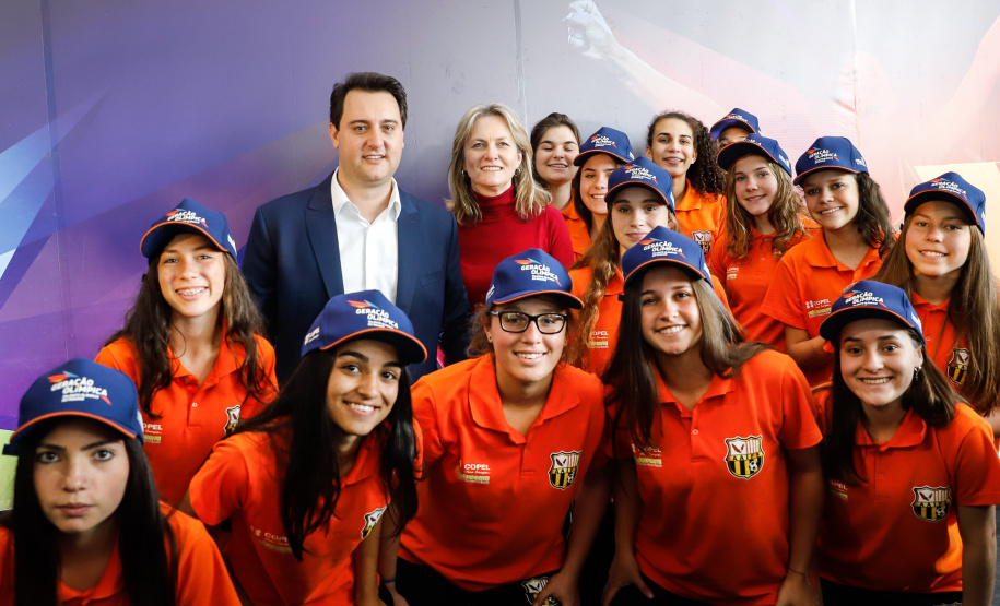 O governador Carlos Massa Ratinho Junior lançou nesta segunda-feira (2), em cerimônia no Palácio Iguaçu, o programa Geração Olímpica, que só neste ano garantirá 1.252 bolsas esportivas nas modalidades olímpicas e paralímpicas para jovens promessas, atletas de renome mundial e técnicos. A Companhia Paranaense de Energia (Copel), patrocinadora da iniciativa, investe R$ 4,75 milhões. É o maior programa de bolsa-atleta do País, em nível estadual.