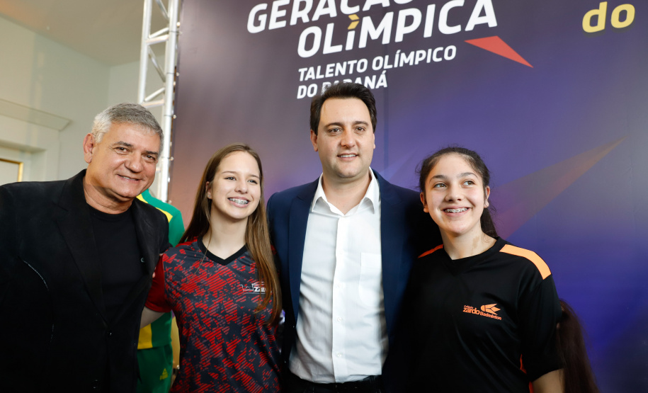 O governador Carlos Massa Ratinho Junior lançou nesta segunda-feira (2), em cerimônia no Palácio Iguaçu, o programa Geração Olímpica, que só neste ano garantirá 1.252 bolsas esportivas nas modalidades olímpicas e paralímpicas para jovens promessas, atletas de renome mundial e técnicos. A Companhia Paranaense de Energia (Copel), patrocinadora da iniciativa, investe R$ 4,75 milhões. É o maior programa de bolsa-atleta do País, em nível estadual.