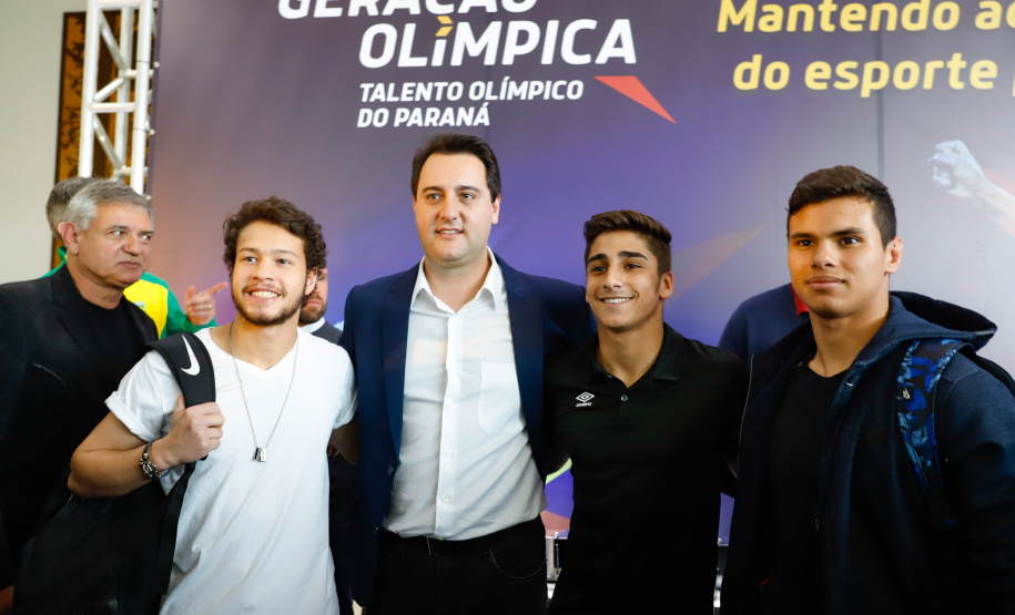 O governador Carlos Massa Ratinho Junior lançou nesta segunda-feira (2), em cerimônia no Palácio Iguaçu, o programa Geração Olímpica, que só neste ano garantirá 1.252 bolsas esportivas nas modalidades olímpicas e paralímpicas para jovens promessas, atletas de renome mundial e técnicos. A Companhia Paranaense de Energia (Copel), patrocinadora da iniciativa, investe R$ 4,75 milhões. É o maior programa de bolsa-atleta do País, em nível estadual.