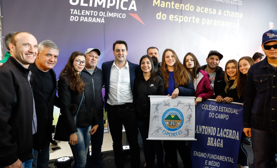 O governador Carlos Massa Ratinho Junior lançou nesta segunda-feira (2), em cerimônia no Palácio Iguaçu, o programa Geração Olímpica, que só neste ano garantirá 1.252 bolsas esportivas nas modalidades olímpicas e paralímpicas para jovens promessas, atletas de renome mundial e técnicos. A Companhia Paranaense de Energia (Copel), patrocinadora da iniciativa, investe R$ 4,75 milhões. É o maior programa de bolsa-atleta do País, em nível estadual.