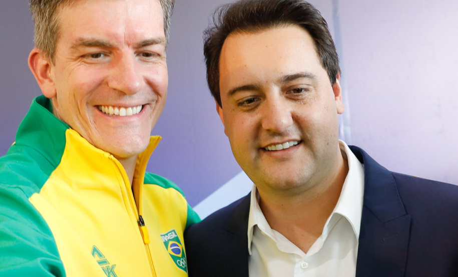 O governador Carlos Massa Ratinho Junior lançou nesta segunda-feira (2), em cerimônia no Palácio Iguaçu, o programa Geração Olímpica, que só neste ano garantirá 1.252 bolsas esportivas nas modalidades olímpicas e paralímpicas para jovens promessas, atletas de renome mundial e técnicos. A Companhia Paranaense de Energia (Copel), patrocinadora da iniciativa, investe R$ 4,75 milhões. É o maior programa de bolsa-atleta do País, em nível estadual.