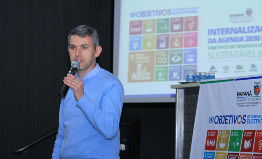 A Coordenação da Região Metropolitana de Curitiba (Comec), o Serviço Social Autônomo Paranacidade, a Cohapar e a Paraná Edificações (Pred), vinculadas à Secretaria do Desenvolvimento Urbano e Obras Públicas, firmaram nesta segunda-feira (2) o Termo de Compromisso com o Conselho Estadual de Desenvolvimento Econômico e Social (Cedes), para a implantação dos Objetivos de Desenvolvimento Sustentável - ODS. Foto: Gustavo Pontes /SEDU