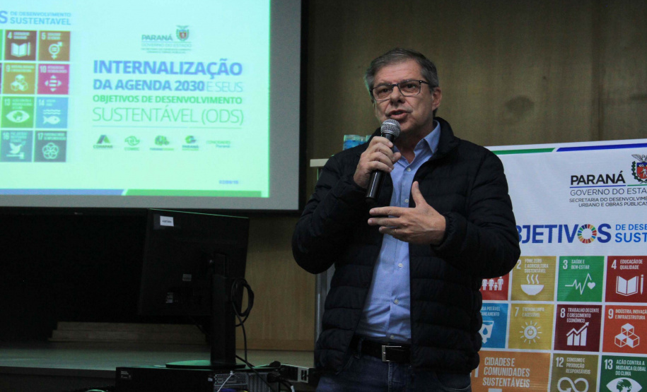 A Coordenação da Região Metropolitana de Curitiba (Comec), o Serviço Social Autônomo Paranacidade, a Cohapar e a Paraná Edificações (Pred), vinculadas à Secretaria do Desenvolvimento Urbano e Obras Públicas, firmaram nesta segunda-feira (2) o Termo de Compromisso com o Conselho Estadual de Desenvolvimento Econômico e Social (Cedes), para a implantação dos Objetivos de Desenvolvimento Sustentável - ODS. Foto: Gustavo Pontes /SEDU