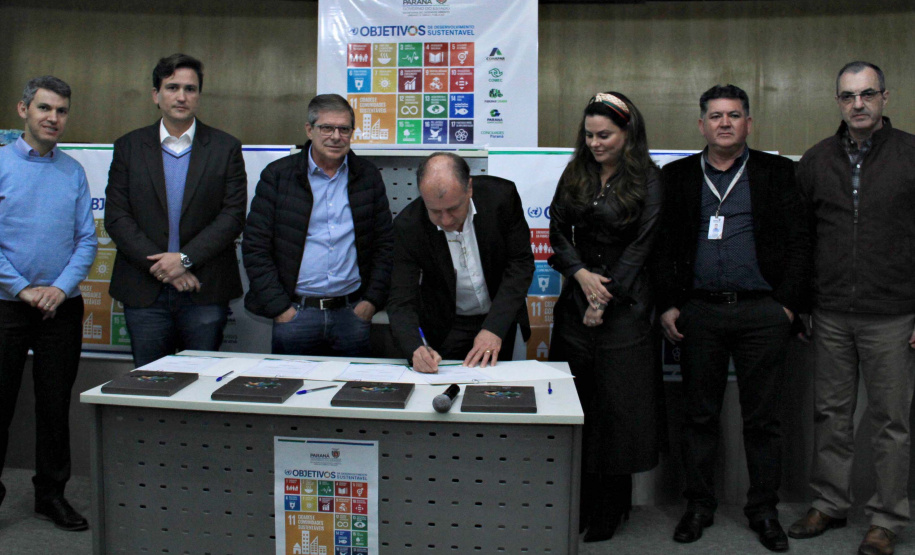 A Coordenação da Região Metropolitana de Curitiba (Comec), o Serviço Social Autônomo Paranacidade, a Cohapar e a Paraná Edificações (Pred), vinculadas à Secretaria do Desenvolvimento Urbano e Obras Públicas, firmaram nesta segunda-feira (2) o Termo de Compromisso com o Conselho Estadual de Desenvolvimento Econômico e Social (Cedes), para a implantação dos Objetivos de Desenvolvimento Sustentável - ODS. Foto: Gustavo Pontes /SEDU