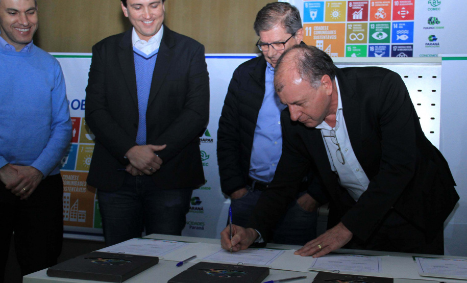 A Coordenação da Região Metropolitana de Curitiba (Comec), o Serviço Social Autônomo Paranacidade, a Cohapar e a Paraná Edificações (Pred), vinculadas à Secretaria do Desenvolvimento Urbano e Obras Públicas, firmaram nesta segunda-feira (2) o Termo de Compromisso com o Conselho Estadual de Desenvolvimento Econômico e Social (Cedes), para a implantação dos Objetivos de Desenvolvimento Sustentável - ODS. Foto: Gustavo Pontes /SEDU