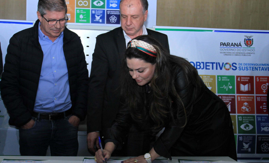 A Coordenação da Região Metropolitana de Curitiba (Comec), o Serviço Social Autônomo Paranacidade, a Cohapar e a Paraná Edificações (Pred), vinculadas à Secretaria do Desenvolvimento Urbano e Obras Públicas, firmaram nesta segunda-feira (2) o Termo de Compromisso com o Conselho Estadual de Desenvolvimento Econômico e Social (Cedes), para a implantação dos Objetivos de Desenvolvimento Sustentável - ODS. Foto: Gustavo Pontes /SEDU