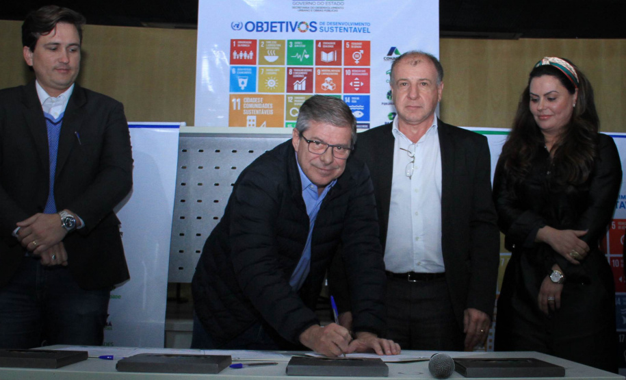 A Coordenação da Região Metropolitana de Curitiba (Comec), o Serviço Social Autônomo Paranacidade, a Cohapar e a Paraná Edificações (Pred), vinculadas à Secretaria do Desenvolvimento Urbano e Obras Públicas, firmaram nesta segunda-feira (2) o Termo de Compromisso com o Conselho Estadual de Desenvolvimento Econômico e Social (Cedes), para a implantação dos Objetivos de Desenvolvimento Sustentável - ODS. Foto: Gustavo Pontes /SEDU