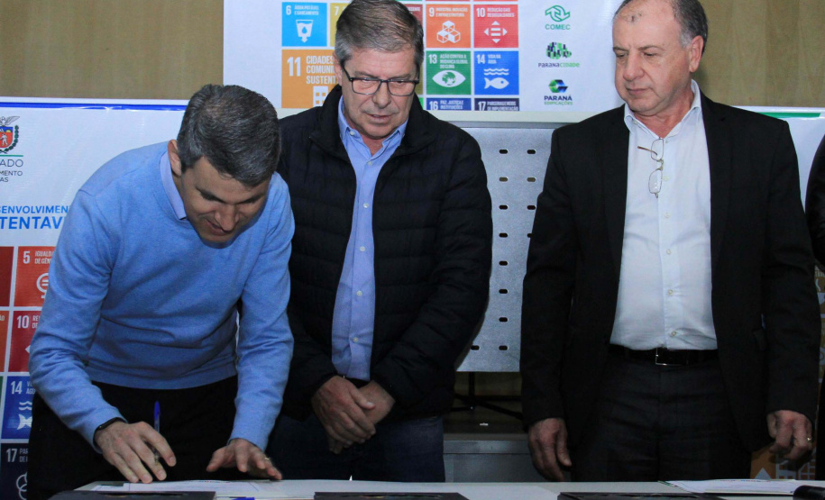 A Coordenação da Região Metropolitana de Curitiba (Comec), o Serviço Social Autônomo Paranacidade, a Cohapar e a Paraná Edificações (Pred), vinculadas à Secretaria do Desenvolvimento Urbano e Obras Públicas, firmaram nesta segunda-feira (2) o Termo de Compromisso com o Conselho Estadual de Desenvolvimento Econômico e Social (Cedes), para a implantação dos Objetivos de Desenvolvimento Sustentável - ODS. Foto: Gustavo Pontes /SEDU
