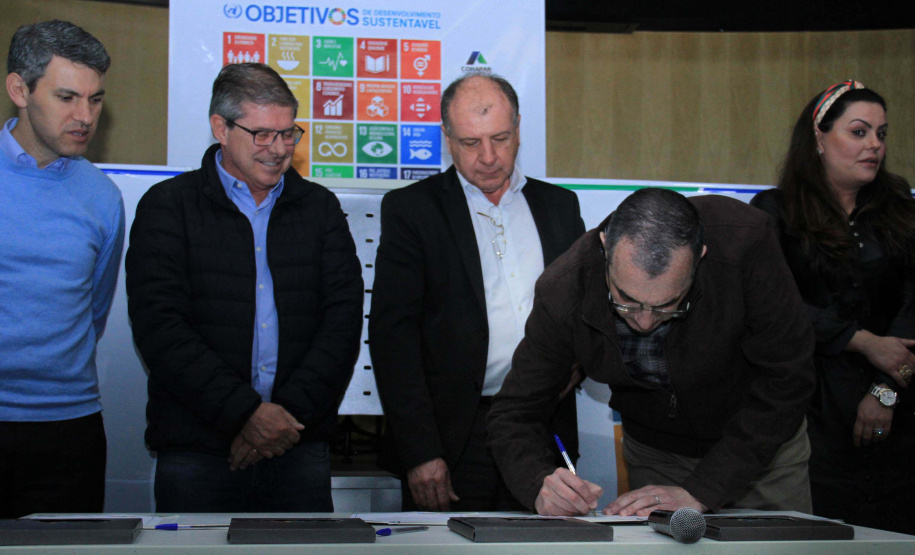 A Coordenação da Região Metropolitana de Curitiba (Comec), o Serviço Social Autônomo Paranacidade, a Cohapar e a Paraná Edificações (Pred), vinculadas à Secretaria do Desenvolvimento Urbano e Obras Públicas, firmaram nesta segunda-feira (2) o Termo de Compromisso com o Conselho Estadual de Desenvolvimento Econômico e Social (Cedes), para a implantação dos Objetivos de Desenvolvimento Sustentável - ODS. Foto: Gustavo Pontes /SEDU