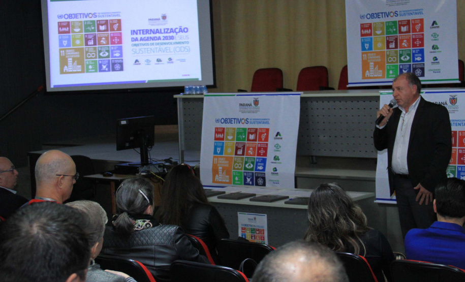 A Coordenação da Região Metropolitana de Curitiba (Comec), o Serviço Social Autônomo Paranacidade, a Cohapar e a Paraná Edificações (Pred), vinculadas à Secretaria do Desenvolvimento Urbano e Obras Públicas, firmaram nesta segunda-feira (2) o Termo de Compromisso com o Conselho Estadual de Desenvolvimento Econômico e Social (Cedes), para a implantação dos Objetivos de Desenvolvimento Sustentável - ODS. Foto: Gustavo Pontes /SEDU