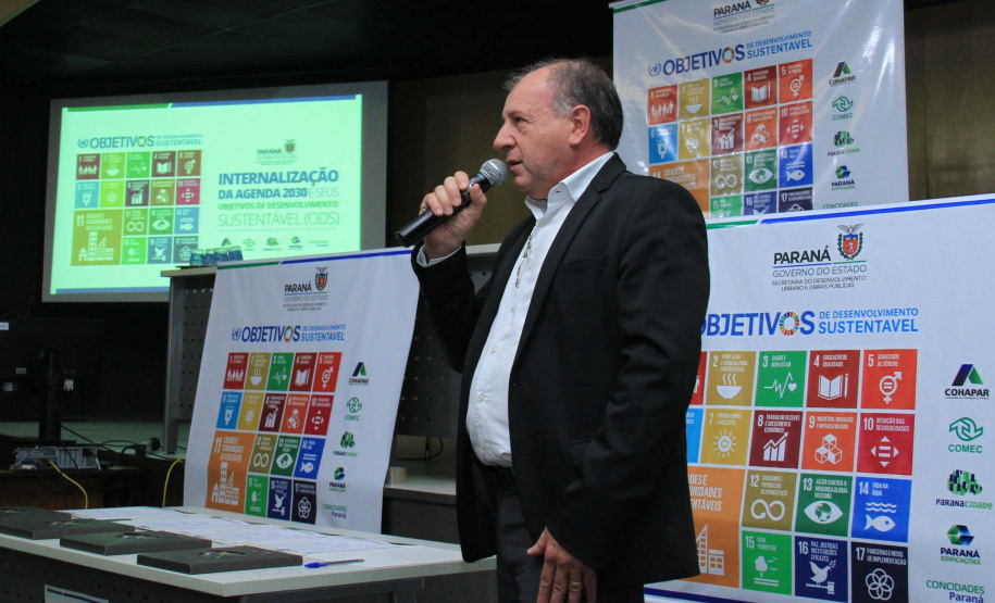 A Coordenação da Região Metropolitana de Curitiba (Comec), o Serviço Social Autônomo Paranacidade, a Cohapar e a Paraná Edificações (Pred), vinculadas à Secretaria do Desenvolvimento Urbano e Obras Públicas, firmaram nesta segunda-feira (2) o Termo de Compromisso com o Conselho Estadual de Desenvolvimento Econômico e Social (Cedes), para a implantação dos Objetivos de Desenvolvimento Sustentável - ODS. Foto: Gustavo Pontes /SEDU