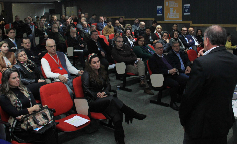 A Coordenação da Região Metropolitana de Curitiba (Comec), o Serviço Social Autônomo Paranacidade, a Cohapar e a Paraná Edificações (Pred), vinculadas à Secretaria do Desenvolvimento Urbano e Obras Públicas, firmaram nesta segunda-feira (2) o Termo de Compromisso com o Conselho Estadual de Desenvolvimento Econômico e Social (Cedes), para a implantação dos Objetivos de Desenvolvimento Sustentável - ODS. Foto: Gustavo Pontes /SEDU