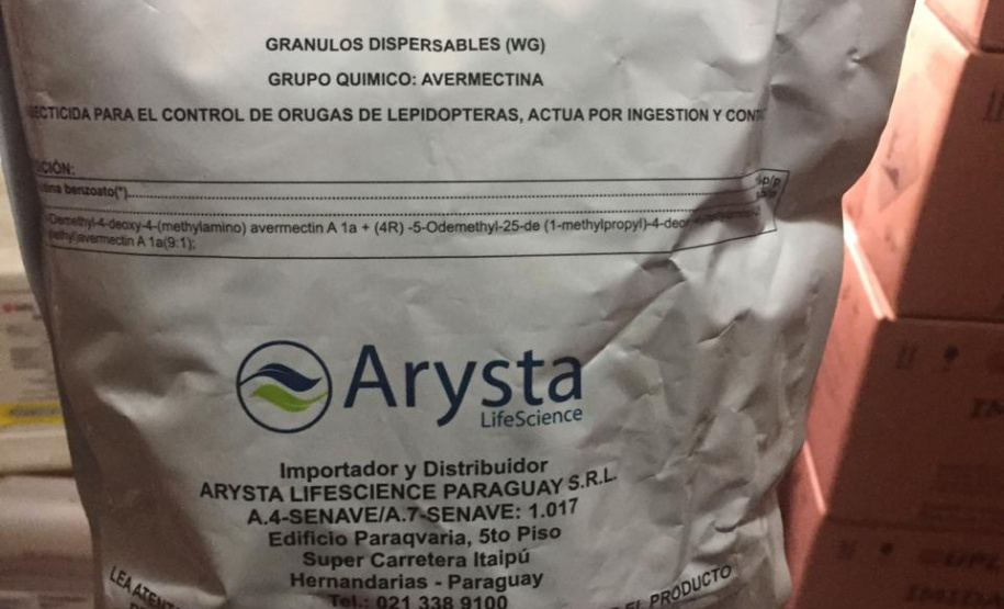 Cerca de 10 toneladas de defensivos agrícolas de origem paraguaia foram localizadas em uma casa na região rural de Paranavaí nesta segunda-feira (03). Após uma denúncia a anônima, policiais militares da 3ª Companhia do Batalhão de Polícia Ambiental Força-Verde (BPAmb-FV) seguiram até o local e encontraram o produto. A carga, avaliada em R$ 2 milhões, foi encaminhada à Delegacia, juntamente com um funcionário flagrado manuseando os materiais. Foto:PMPR