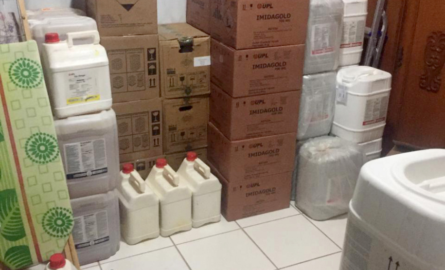 Cerca de 10 toneladas de defensivos agrícolas de origem paraguaia foram localizadas em uma casa na região rural de Paranavaí nesta segunda-feira (03). Após uma denúncia a anônima, policiais militares da 3ª Companhia do Batalhão de Polícia Ambiental Força-Verde (BPAmb-FV) seguiram até o local e encontraram o produto. A carga, avaliada em R$ 2 milhões, foi encaminhada à Delegacia, juntamente com um funcionário flagrado manuseando os materiais. Foto:PMPR