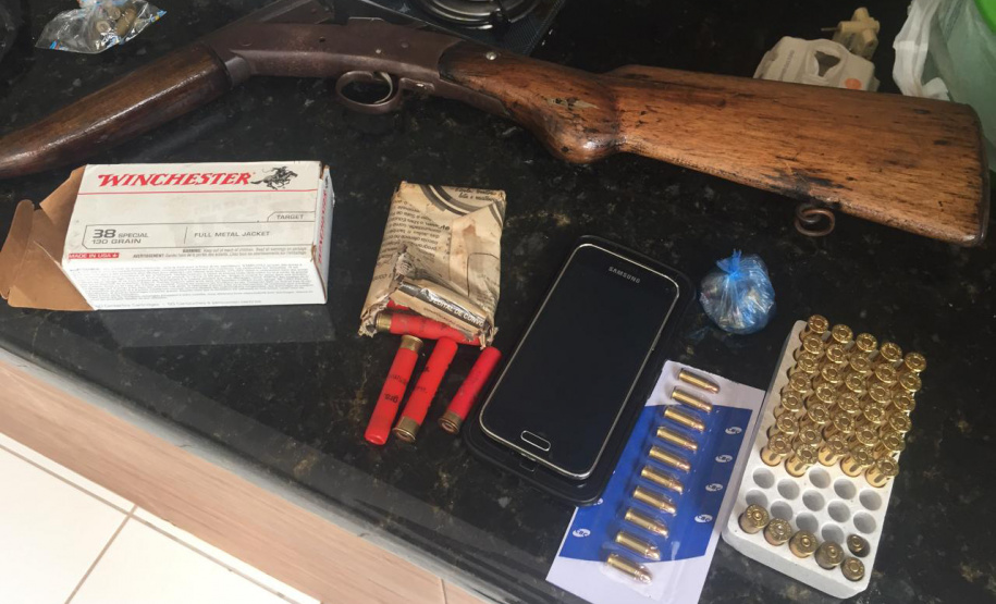 Cerca de 10 toneladas de defensivos agrícolas de origem paraguaia foram localizadas em uma casa na região rural de Paranavaí nesta segunda-feira (03). Após uma denúncia a anônima, policiais militares da 3ª Companhia do Batalhão de Polícia Ambiental Força-Verde (BPAmb-FV) seguiram até o local e encontraram o produto. A carga, avaliada em R$ 2 milhões, foi encaminhada à Delegacia, juntamente com um funcionário flagrado manuseando os materiais. Foto:PMPR