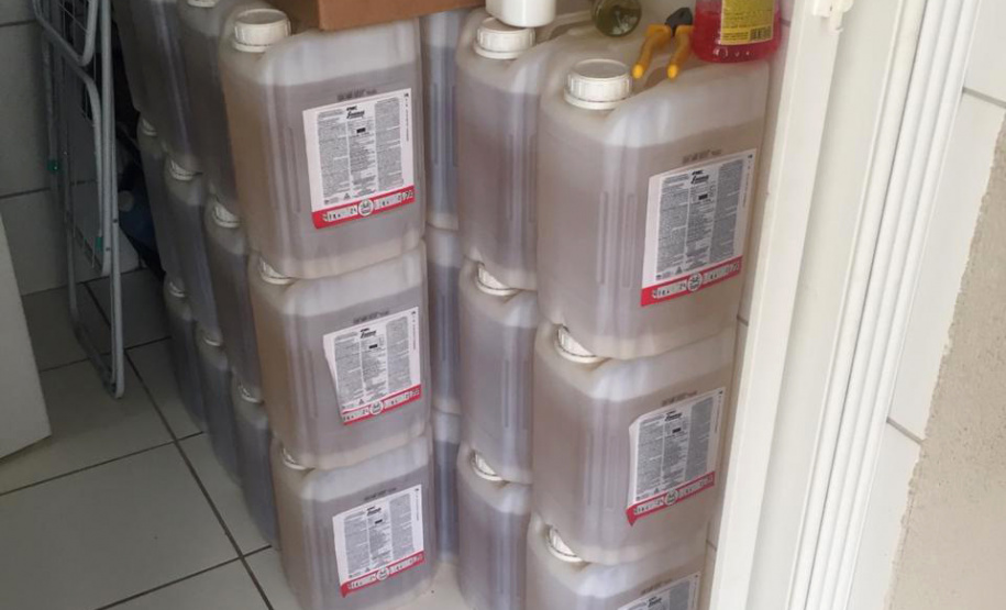Cerca de 10 toneladas de defensivos agrícolas de origem paraguaia foram localizadas em uma casa na região rural de Paranavaí nesta segunda-feira (03). Após uma denúncia a anônima, policiais militares da 3ª Companhia do Batalhão de Polícia Ambiental Força-Verde (BPAmb-FV) seguiram até o local e encontraram o produto. A carga, avaliada em R$ 2 milhões, foi encaminhada à Delegacia, juntamente com um funcionário flagrado manuseando os materiais. Foto:PMPR