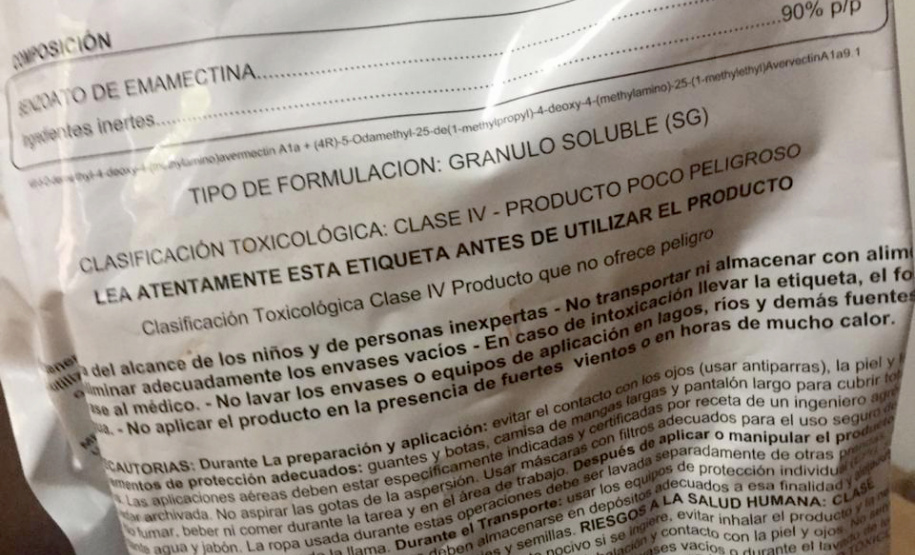 Cerca de 10 toneladas de defensivos agrícolas de origem paraguaia foram localizadas em uma casa na região rural de Paranavaí nesta segunda-feira (03). Após uma denúncia a anônima, policiais militares da 3ª Companhia do Batalhão de Polícia Ambiental Força-Verde (BPAmb-FV) seguiram até o local e encontraram o produto. A carga, avaliada em R$ 2 milhões, foi encaminhada à Delegacia, juntamente com um funcionário flagrado manuseando os materiais. Foto:PMPR