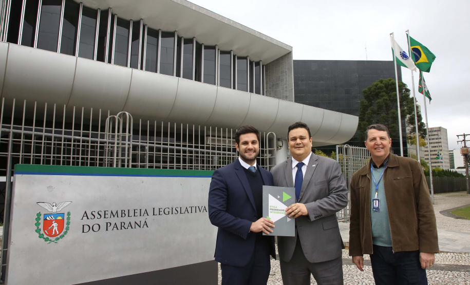 O Governo do Paraná quer melhorar as estruturas do Estado e de municípios para inibir práticas ilegais no serviço público. Nesta desta segunda-feira (02) foi entregue na Assembleia Legislativa o projeto de lei para a criação do Fundo de Combate à Corrupção. A proposta prevê a rastreabilidade dos recursos desde a entrada até sua destinação.Curitiba,02/09/2019 Foto:Jaelson Lucas / AEN