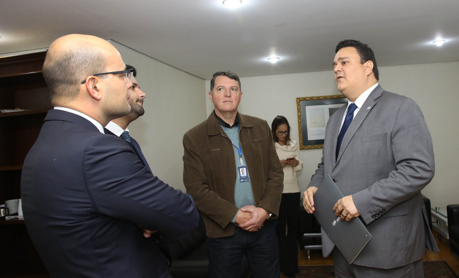 O Governo do Paraná quer melhorar as estruturas do Estado e de municípios para inibir práticas ilegais no serviço público. Nesta desta segunda-feira (02) foi entregue na Assembleia Legislativa o projeto de lei para a criação do Fundo de Combate à Corrupção. A proposta prevê a rastreabilidade dos recursos desde a entrada até sua destinação.Curitiba,02/09/2019 Foto:Jaelson Lucas / AEN