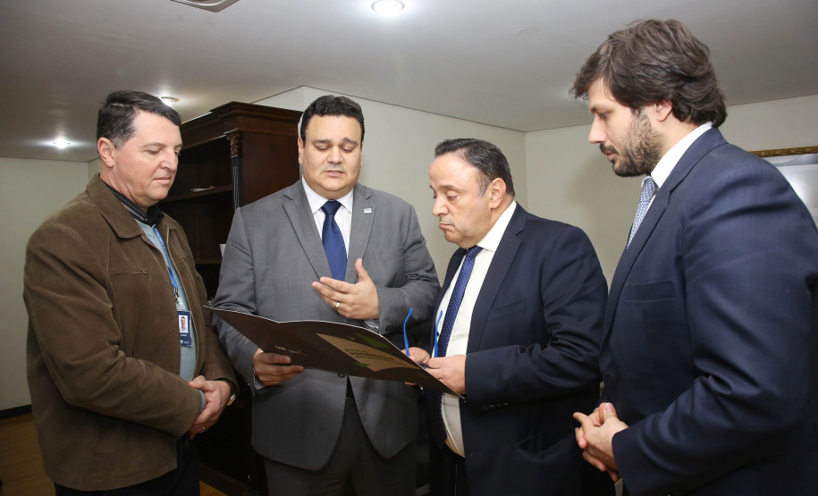 O Governo do Paraná quer melhorar as estruturas do Estado e de municípios para inibir práticas ilegais no serviço público. Nesta desta segunda-feira (02) foi entregue na Assembleia Legislativa o projeto de lei para a criação do Fundo de Combate à Corrupção. A proposta prevê a rastreabilidade dos recursos desde a entrada até sua destinação.Curitiba,02/09/2019 Foto:Jaelson Lucas / AEN