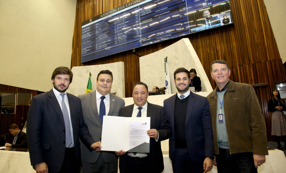 O Governo do Paraná quer melhorar as estruturas do Estado e de municípios para inibir práticas ilegais no serviço público. Nesta desta segunda-feira (02) foi entregue na Assembleia Legislativa o projeto de lei para a criação do Fundo de Combate à Corrupção. A proposta prevê a rastreabilidade dos recursos desde a entrada até sua destinação.Curitiba,02/09/2019 Foto:Jaelson Lucas / AEN