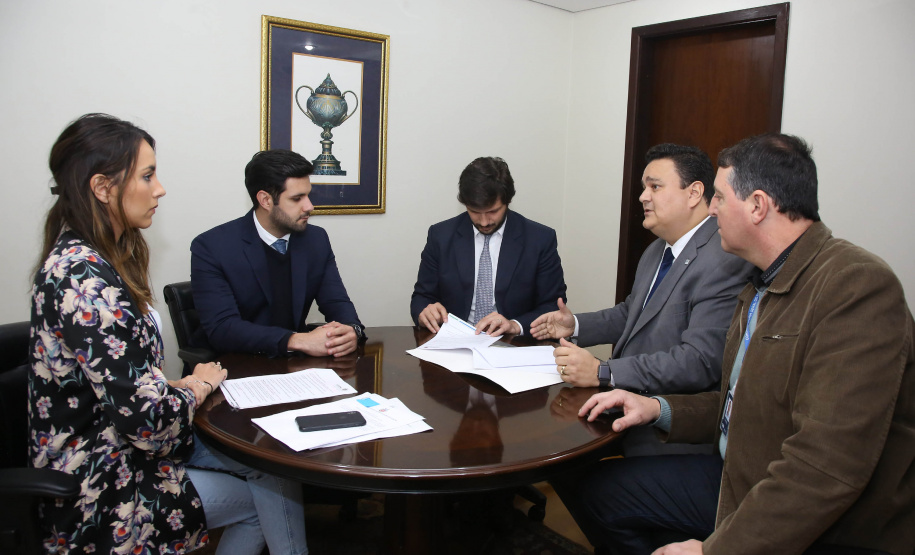 O Governo do Paraná quer melhorar as estruturas do Estado e de municípios para inibir práticas ilegais no serviço público. Nesta desta segunda-feira (02) foi entregue na Assembleia Legislativa o projeto de lei para a criação do Fundo de Combate à Corrupção. A proposta prevê a rastreabilidade dos recursos desde a entrada até sua destinação.Curitiba,02/09/2019 Foto:Jaelson Lucas / AEN