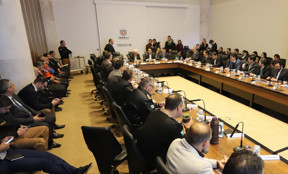 REUNIÃO DO SECRETARIADO O governador Carlos Massa Ratinho Junior, o diretor-geral do Departamento de Trânsito do Paraná (Detran-PR), César Kogut, e o cônsul do Paraguai em Curitiba, Carlos José Fleitas Rodriguez, assinaram nesta terça-feira (3), durante reunião do secretariado, a autorização para validação das habilitações de paraguaios que residem e trabalham no Paraná